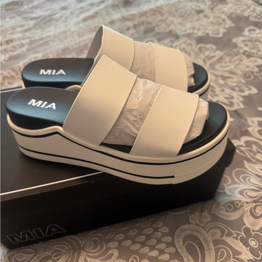 MIA White Platform Shoes with Classic Design - Picture 3 of 5